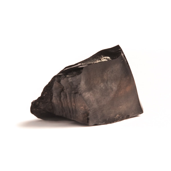 Vista de detalle de un fragmento de obsidiana.